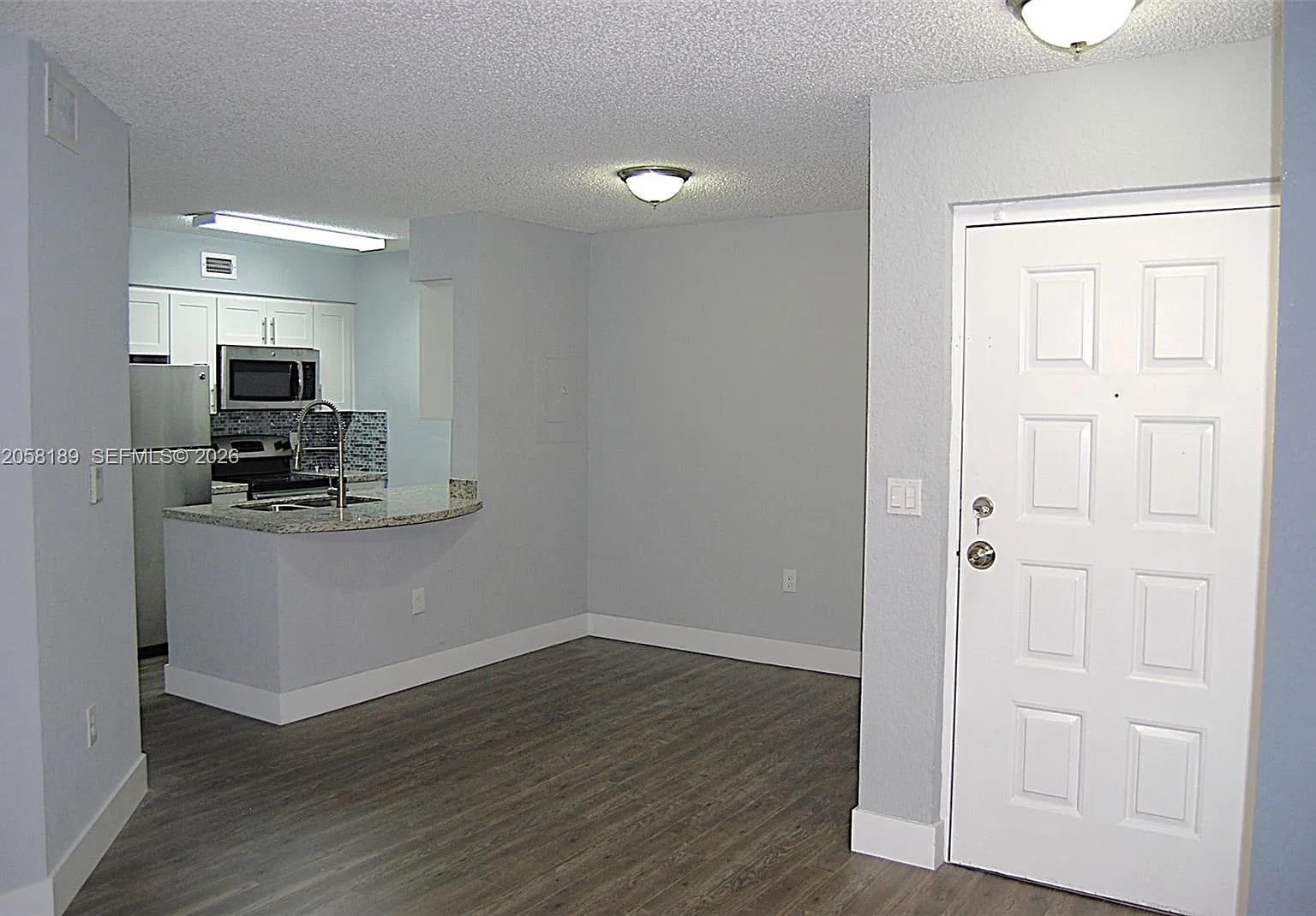 Lakeview Club Condo — Photo 3