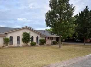 111 Crestwood Dr, Kerrville, TX 78028