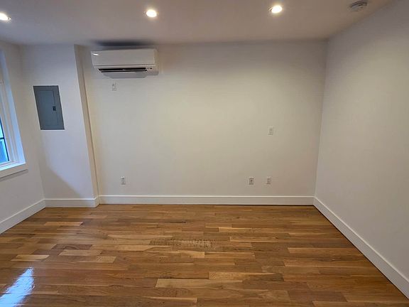 5th image of 10 Lexington Ave APT 4M