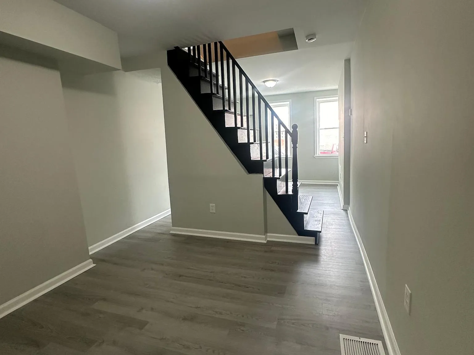 4 bed, 1325 sqft, $1,900 — Photo 3