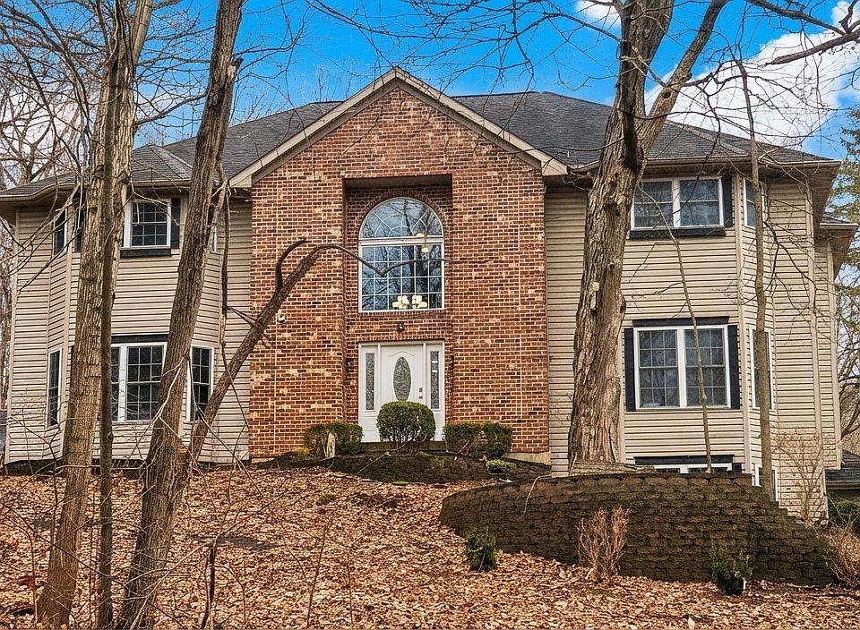 1st image of 9 Echowood Dr