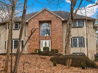 9 Echowood Dr, Algonquin, IL 60102