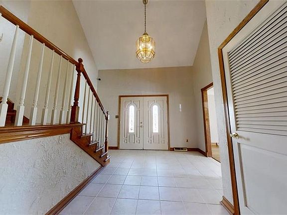 3rd image of 1324 NE Hilltop Dr
