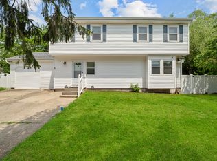 9 4th St, Nesconset, NY 11767