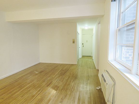 4th image of 320 E 35th St #3GG