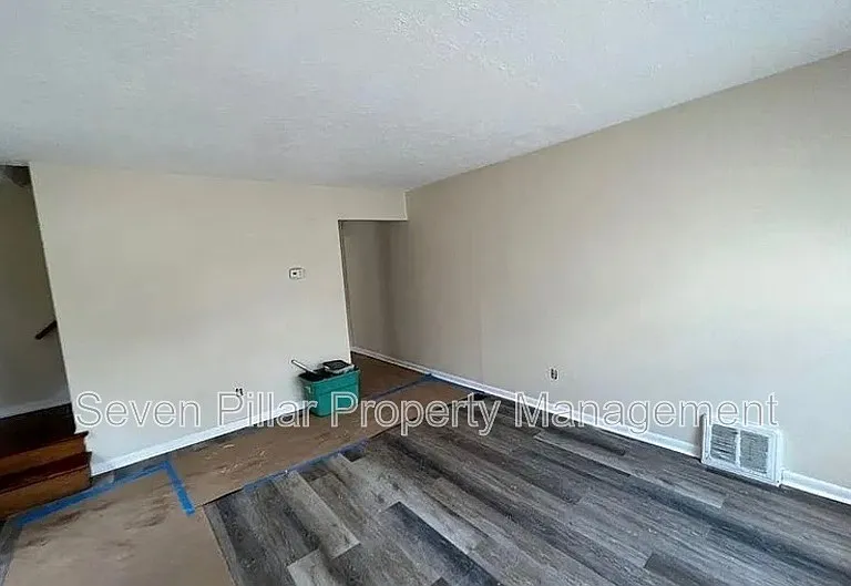 323 S Napoleon Ave — Photo 3