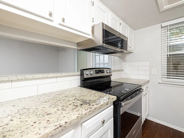2438 N Graham Dr — Photo 11