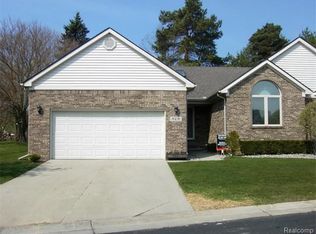 573 Snowbird Cir W, Saint Clair, MI 48079