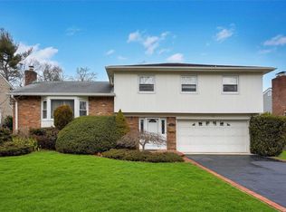 45 Hillside Rd, Farmingdale, NY 11735