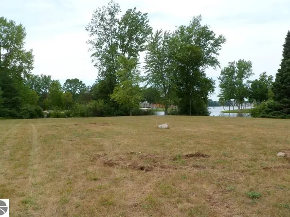 2010 Channel Dr, Lake Isabella, MI 48893