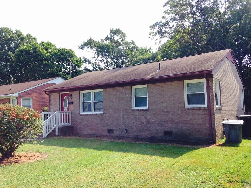 3BR/1BA Brick Rancher Blocks from the Beach