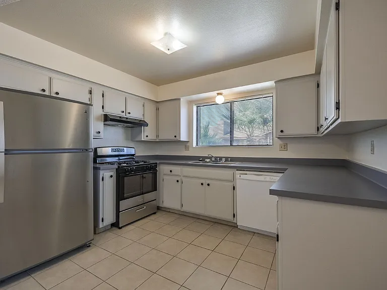 1021 W Perdew Ave — Photo 11