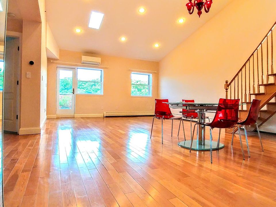 Spectacular open floor plan w/ GLEAMING hardwood Floors. Thi