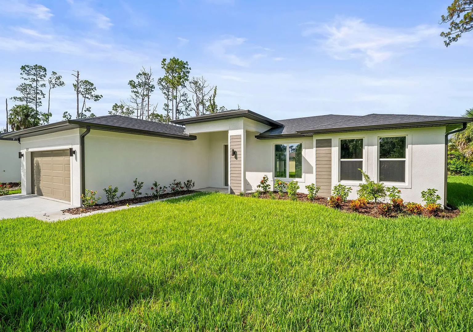 Luxury New construction 3 bedroom 2 baths located in North Port — Photo 3