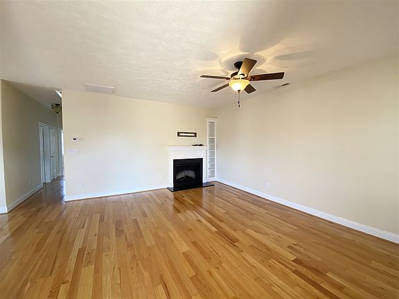 3rd image of 28 Brown Stone Dr
