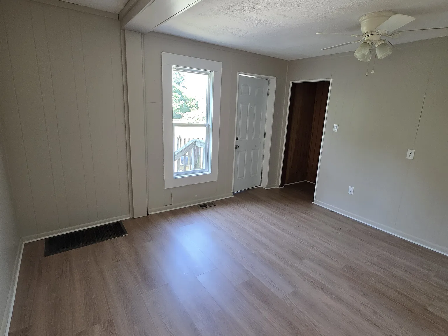 3 bed, 900 sqft, $1,200 — Photo 3
