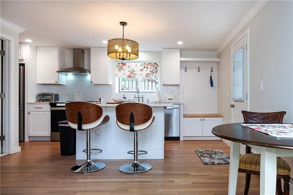 2 bed, 1.0 bath, 1247 sqft, $2,200 — Photo 3