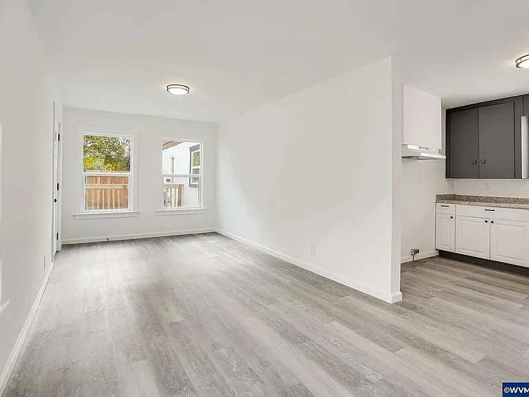 242 Jackson St E #B — Photo 10