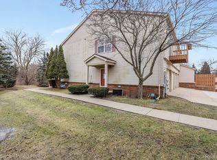 816 Oakwood Dr, Howell, MI 48843