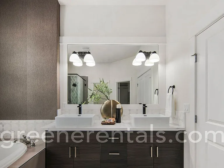 9016 Merrill Ct NE — Photo 17