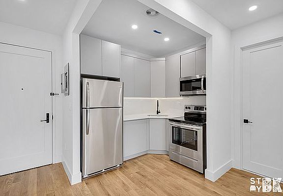 4th image of 707 Lafayette Ave #2A