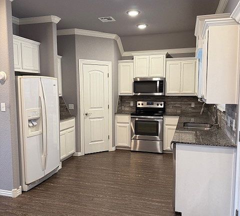 4th image of 700 SW 11th St