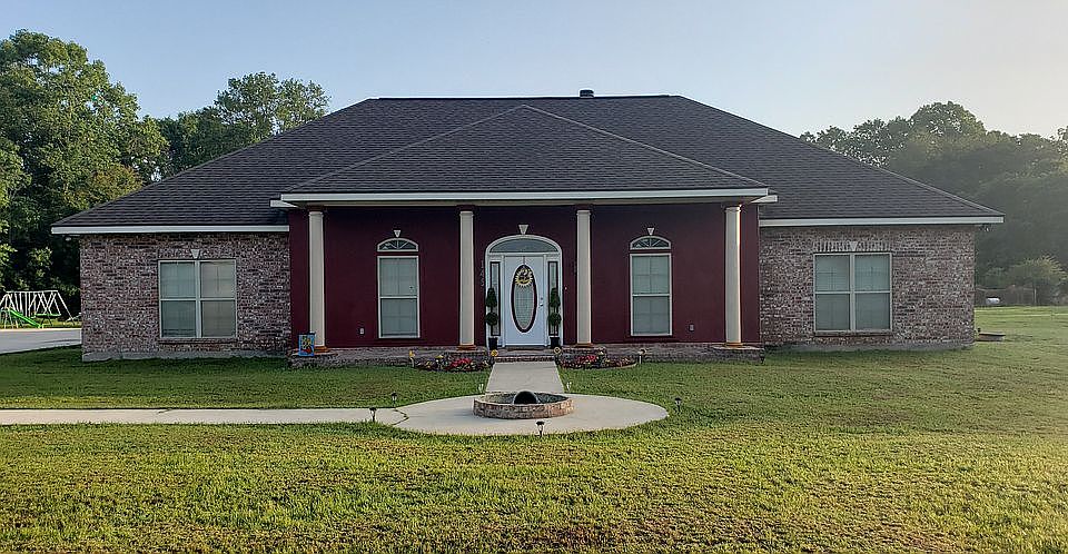 1st image of 145 Rolling Oaks Dr