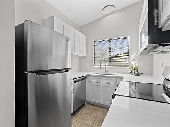 5th image of 423 Berkshire Dr