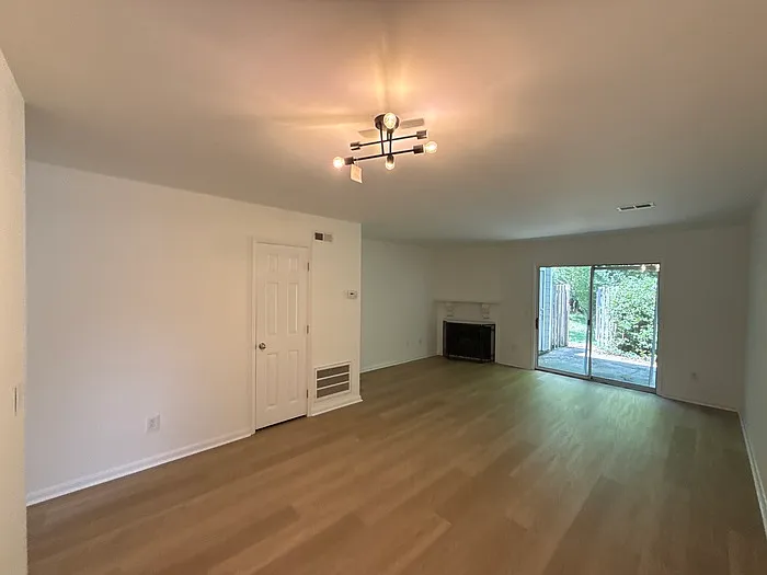 2 bed, 1.5 bath, 1068 sqft, $1,700 — Photo 4