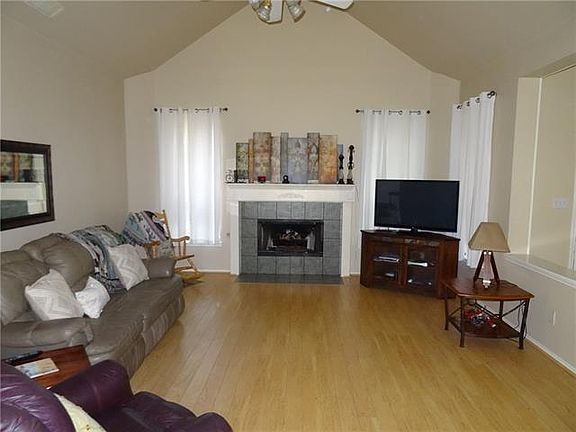 3rd image of 713 Red Oak Smt