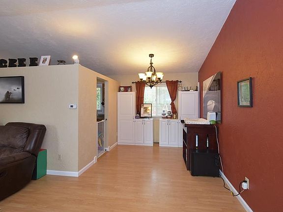 4th image of 162 Dorset Ct