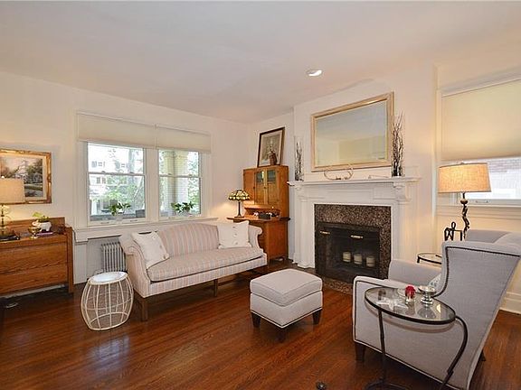 5th image of 219 Lytton Ave