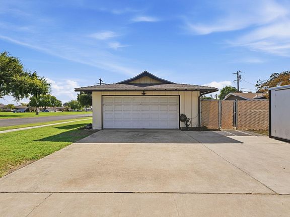 4th image of 3985 N Tollhouse Road