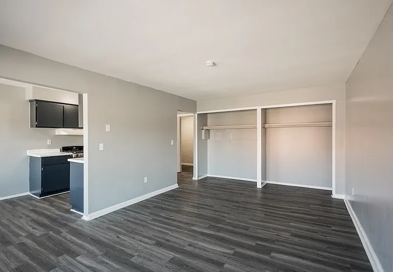 Dolphin Gardens Apartments — Photo 7