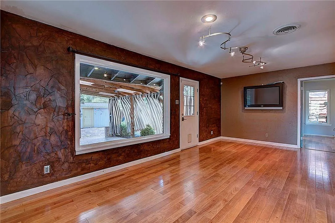 3 bed, 2.0 bath, 1293 sqft, $2,700 — Photo 3