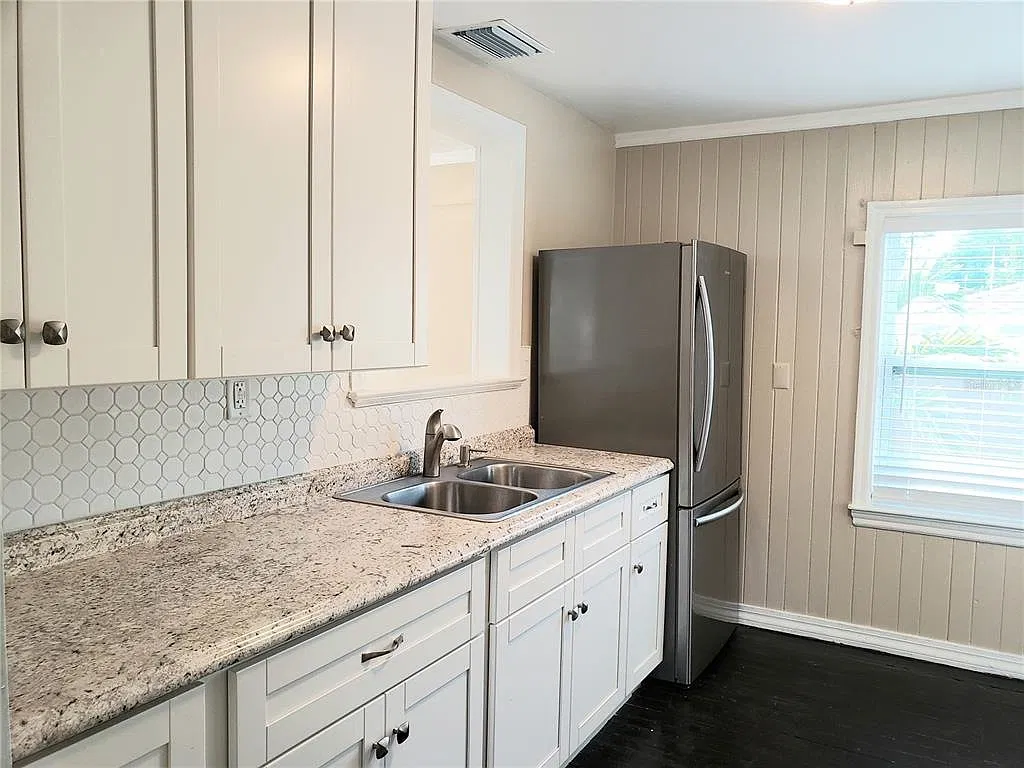 2 bed, 950 sqft, $1,700 — Photo 3