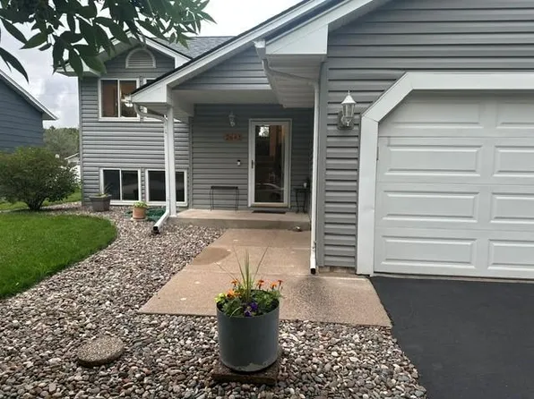 2643 Guthrie Ave N, Oakdale, MN 55128