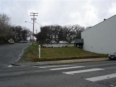 2nd image of 1008 SE Pioneer Way