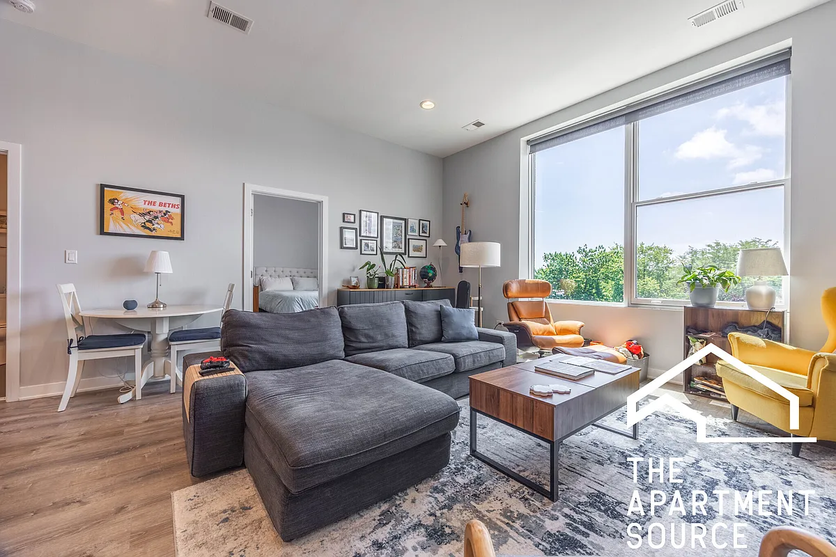 Building Photo - 2247 W Lawrence Ave #205