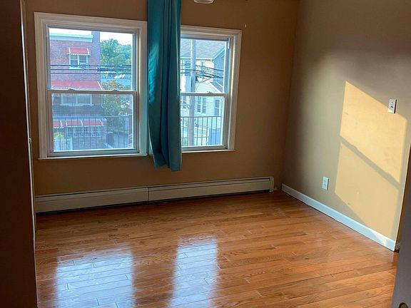 4th image of 4742 Carpenter Ave
