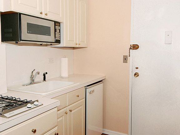 2nd image of 153 E 57th St APT 18J