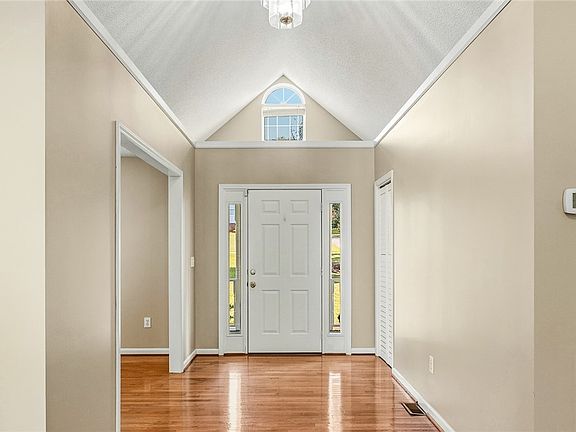 5th image of 224 Crowfield Dr