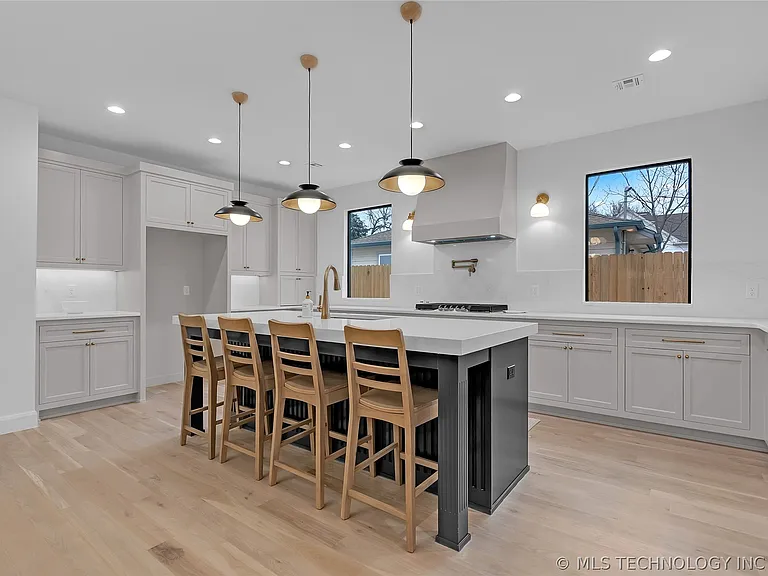 515 W El Paso St — Photo 20