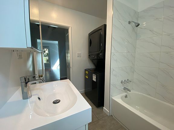 4th image of 2475 N Beachwood Dr #2