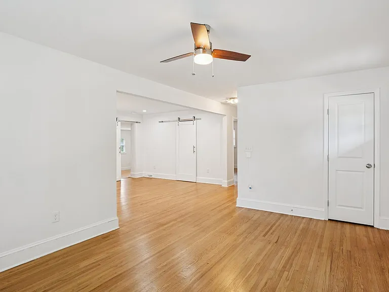 2318 Amesbury Ave — Photo 4