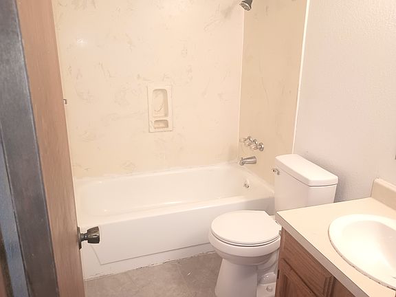 BRAND NEW TILETS. NEW FLOORING