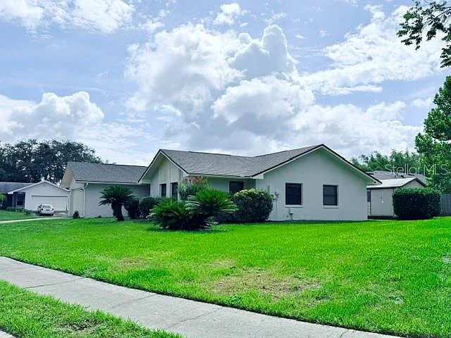 4 bed, 2.0 bath, 1793 sqft, $2,600 — Photo 2