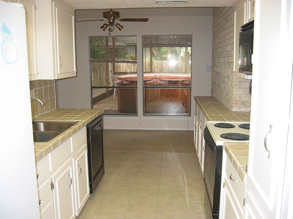 Remodeled Kitchen...see Hot Tub included
