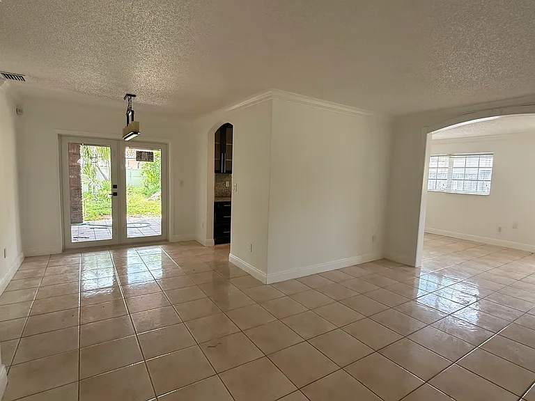 3300 SW 126th Ave — Photo 4