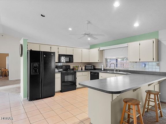 3rd image of 433 Champagne Cir